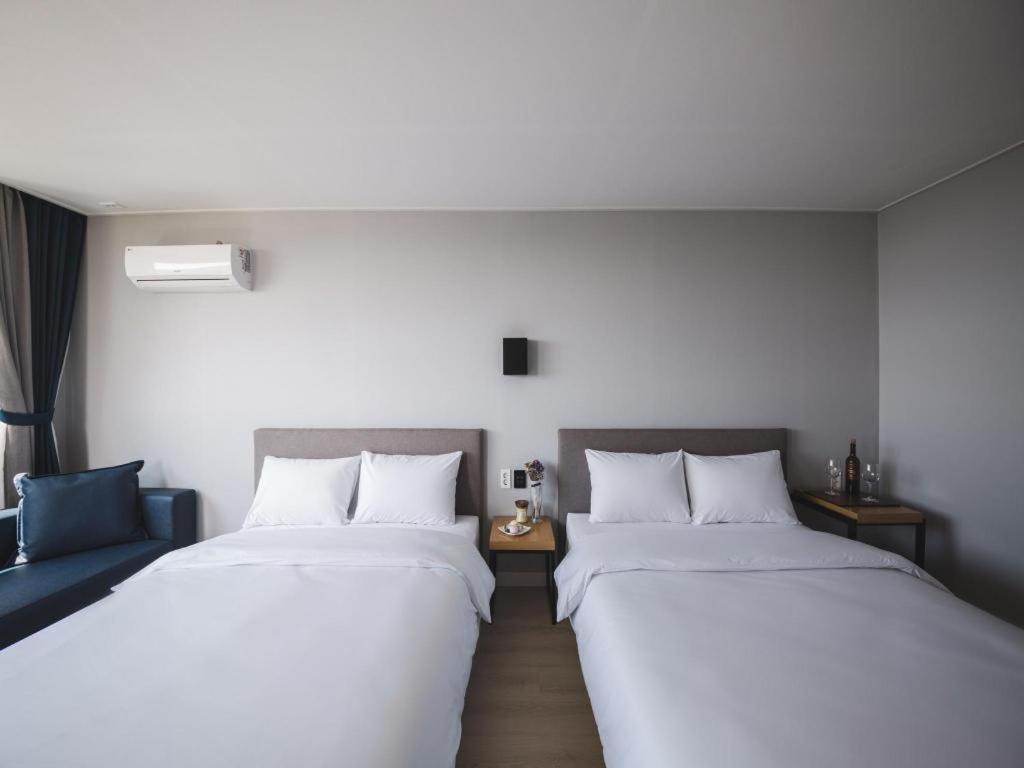 Sallys Jeju Hotel Buitenkant foto